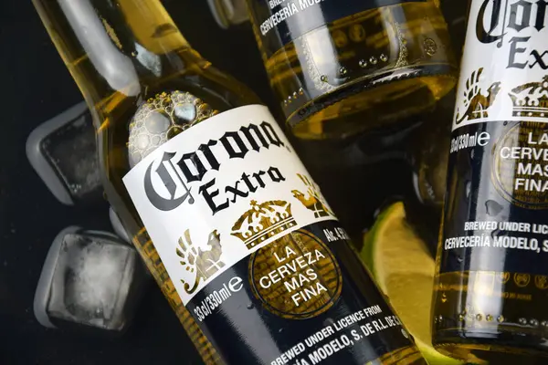 Kharkiv, Ukrayna, 2 Nisan 2025: Koyu arkaplanda buzlu ve limonlu Corona Ekstra Birası.