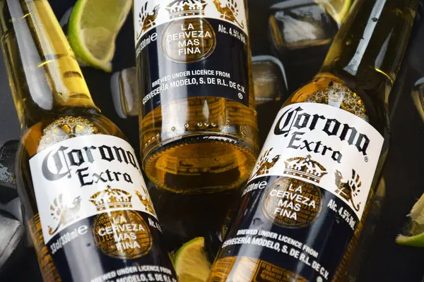Kharkiv, Ukrayna, 2 Nisan 2025: Koyu arkaplanda buzlu ve limonlu Corona Ekstra Birası.