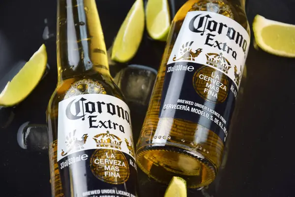 Kharkiv, Ukrayna, 2 Nisan 2025: Koyu arkaplanda buzlu ve limonlu Corona Ekstra Birası.