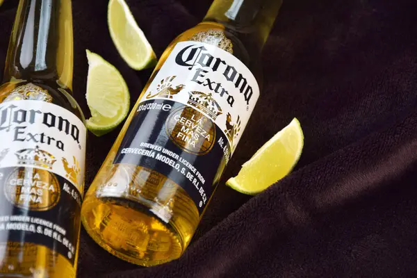 Kharkiv, Ukrayna, 2 Nisan 2025: Koyu arkaplanda buzlu ve limonlu Corona Ekstra Birası.