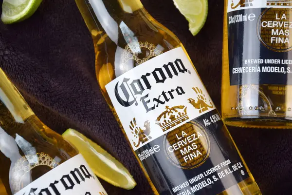 Kharkiv, Ukrayna, 2 Nisan 2025: Koyu arkaplanda buzlu ve limonlu Corona Ekstra Birası.