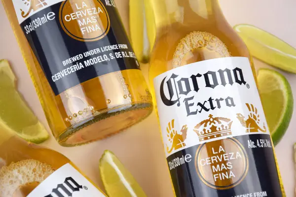 Kharkiv, Ukrayna, 2 Nisan 2025: Buz ve limonlu hafif zemin üzerinde Corona Ekstra Birası.