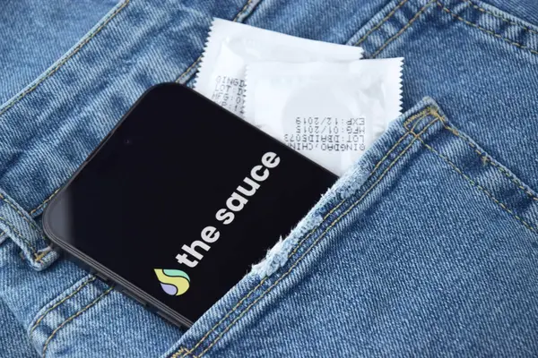 KHARKIV, UKRAINE - 12 Haziran 2024: Akıllı telefon ekranında Sause randevu uygulaması. Randevu ve aile kavramı.