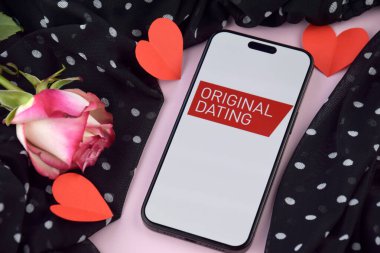 KHARKIV, UKRAINE - 12 Haziran 2024: Akıllı telefon ekranında tarihleme uygulaması. Randevu ve aile kavramı.