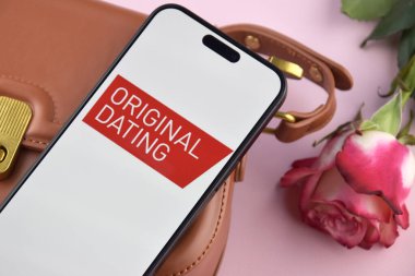 KHARKIV, UKRAINE - 12 Haziran 2024: Akıllı telefon ekranında tarihleme uygulaması. Randevu ve aile kavramı.