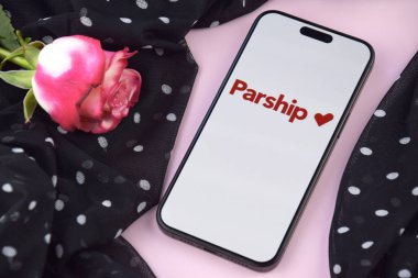 KHARKIV, UKRAINE - 12 Haziran 2024: Akıllı telefon ekranında parship flört uygulaması. Randevu ve aile kavramı.