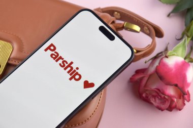 KHARKIV, UKRAINE - 12 Haziran 2024: Akıllı telefon ekranında parship flört uygulaması. Randevu ve aile kavramı.