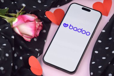 KHARKIV, UKRAINE - 12 Haziran 2024: Akıllı telefon ekranında Badoo flört uygulaması. Randevu ve aile kavramı.