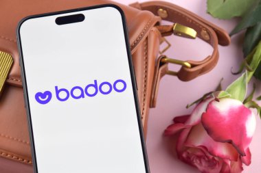 KHARKIV, UKRAINE - 12 Haziran 2024: Akıllı telefon ekranında Badoo flört uygulaması. Randevu ve aile kavramı.