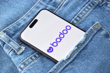 KHARKIV, UKRAINE - 12 Haziran 2024: Akıllı telefon ekranında Badoo flört uygulaması. Randevu ve aile kavramı.