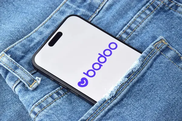 KHARKIV, UKRAINE - 12 Haziran 2024: Akıllı telefon ekranında Badoo flört uygulaması. Randevu ve aile kavramı.