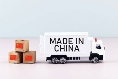 Kamyon ve kutular, üzerinde Çin malı yazılar var. Ticari tarifeler ve rekabet.