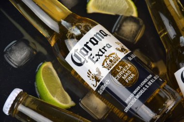 Kharkiv, Ukrayna, 2 Nisan 2025: Koyu arkaplanda buzlu ve limonlu Corona Ekstra Birası.