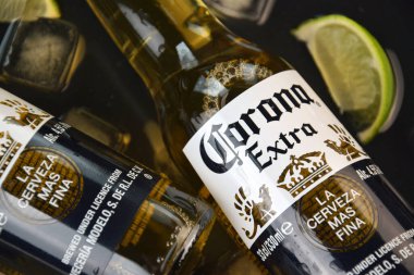 Kharkiv, Ukrayna, 2 Nisan 2025: Koyu arkaplanda buzlu ve limonlu Corona Ekstra Birası.