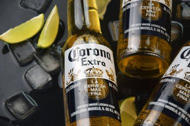 Kharkiv, Ukrayna, 2 Nisan 2025: Koyu arkaplanda buzlu ve limonlu Corona Ekstra Birası.