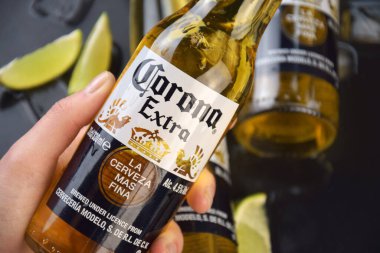 Kharkiv, Ukrayna, 2 Nisan 2025: Koyu arkaplanda buzlu ve limonlu Corona Ekstra Birası.
