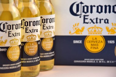 Kharkiv, Ukrayna, 2 Nisan 2025: Buz ve limonlu hafif zemin üzerinde Corona Ekstra Birası.