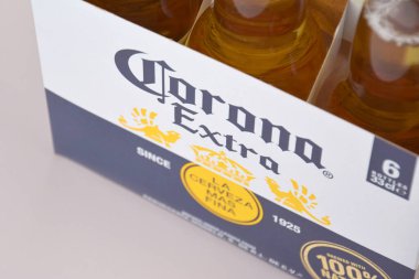 Kharkiv, Ukrayna, 2 Nisan 2025: Buz ve limonlu hafif zemin üzerinde Corona Ekstra Birası.