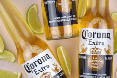 Kharkiv, Ukrayna, 2 Nisan 2025: Buz ve limonlu hafif zemin üzerinde Corona Ekstra Birası.