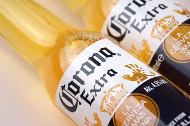 Kharkiv, Ukrayna, 2 Nisan 2025: Buz ve limonlu hafif zemin üzerinde Corona Ekstra Birası.