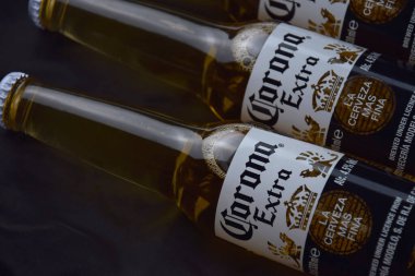 Kharkiv, Ukrayna, 2 Nisan 2025: Koyu arkaplanda buzlu ve limonlu Corona Ekstra Birası.