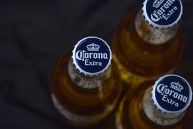Kharkiv, Ukrayna, 2 Nisan 2025: Koyu arkaplanda buzlu ve limonlu Corona Ekstra Birası.