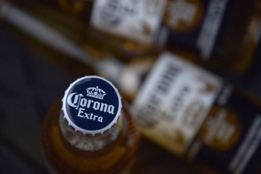 Kharkiv, Ukrayna, 2 Nisan 2025: Koyu arkaplanda buzlu ve limonlu Corona Ekstra Birası.