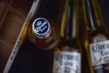 Kharkiv, Ukrayna, 2 Nisan 2025: Koyu arkaplanda buzlu ve limonlu Corona Ekstra Birası.