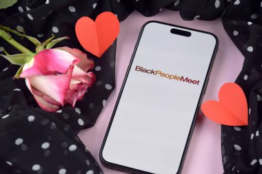 KHARKIV, UKRAINE - 12 Haziran 2024: Siyahiler akıllı telefon ekranında flört uygulaması ile buluştu. Randevu ve aile kavramı.