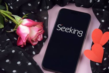 KHARKIV, UKRAINE - 12 Haziran 2024: Akıllı telefon ekranında flört uygulaması aranıyor. Randevu ve aile kavramı.