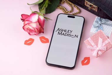 KHARKIV, UKRAINE - 12 Haziran 2024: Ashleymadison akıllı telefon ekranında flört uygulaması. Randevu ve aile kavramı.