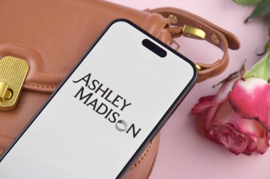 KHARKIV, UKRAINE - 12 Haziran 2024: Ashleymadison akıllı telefon ekranında flört uygulaması. Randevu ve aile kavramı.