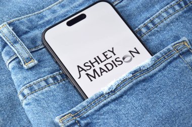 KHARKIV, UKRAINE - 12 Haziran 2024: Ashleymadison akıllı telefon ekranında flört uygulaması. Randevu ve aile kavramı.