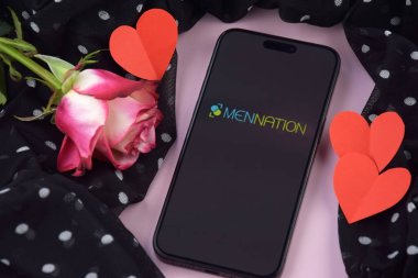 KHARKIV, UKRAINE - 12 Haziran 2024: Akıllı telefon ekranında Mennation flört uygulaması. Randevu ve aile kavramı.