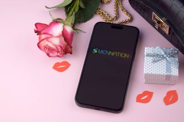 KHARKIV, UKRAINE - 12 Haziran 2024: Akıllı telefon ekranında Mennation flört uygulaması. Randevu ve aile kavramı.