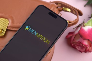 KHARKIV, UKRAINE - 12 Haziran 2024: Akıllı telefon ekranında Mennation flört uygulaması. Randevu ve aile kavramı.