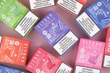 KHARKIV, UKRAINE - 17 Ağustos 2024: Zevkli bir şeye sahip birçok Elfbar tek kullanımlık tükenmez kalem.