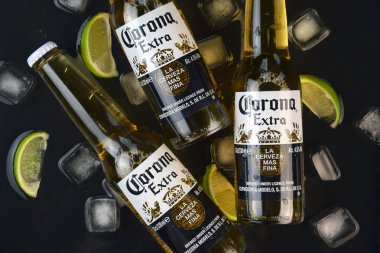 Kharkiv, Ukrayna, 2 Nisan 2025: Koyu arkaplanda buzlu ve limonlu Corona Ekstra Birası.