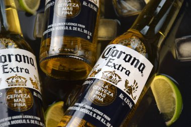 Kharkiv, Ukrayna, 2 Nisan 2025: Koyu arkaplanda buzlu ve limonlu Corona Ekstra Birası.
