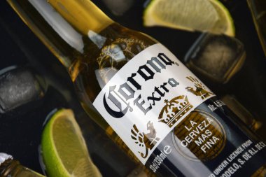 Kharkiv, Ukrayna, 2 Nisan 2025: Koyu arkaplanda buzlu ve limonlu Corona Ekstra Birası.