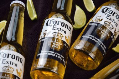 Kharkiv, Ukrayna, 2 Nisan 2025: Koyu arkaplanda buzlu ve limonlu Corona Ekstra Birası.