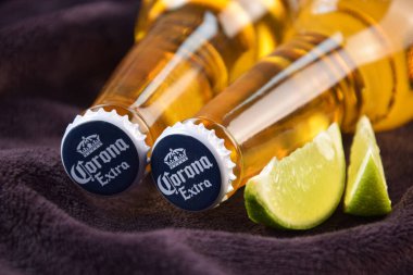 Kharkiv, Ukrayna, 2 Nisan 2025: Koyu arkaplanda buzlu ve limonlu Corona Ekstra Birası.