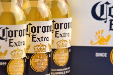 Kharkiv, Ukrayna, 2 Nisan 2025: Buz ve limonlu hafif zemin üzerinde Corona Ekstra Birası.