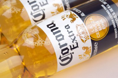 Kharkiv, Ukrayna, 2 Nisan 2025: Buz ve limonlu hafif zemin üzerinde Corona Ekstra Birası.