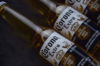 Kharkiv, Ukrayna, 2 Nisan 2025: Koyu arkaplanda buzlu ve limonlu Corona Ekstra Birası.