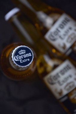 Kharkiv, Ukrayna, 2 Nisan 2025: Koyu arkaplanda buzlu ve limonlu Corona Ekstra Birası.