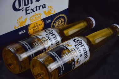 Kharkiv, Ukrayna, 2 Nisan 2025: Koyu arkaplanda buzlu ve limonlu Corona Ekstra Birası.