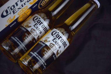 Kharkiv, Ukrayna, 2 Nisan 2025: Koyu arkaplanda buzlu ve limonlu Corona Ekstra Birası.