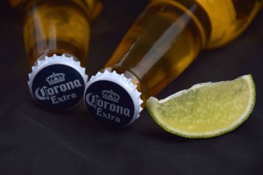 Kharkiv, Ukrayna, 2 Nisan 2025: Koyu arkaplanda buzlu ve limonlu Corona Ekstra Birası.