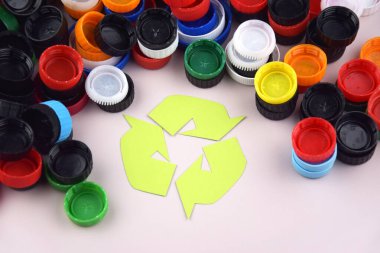 Kharkiv, Ukrayna - 25 Ocak 2025: Geri dönüşüm işaretli plastik şişe kapakları. Geri dönüşüm kavramı.